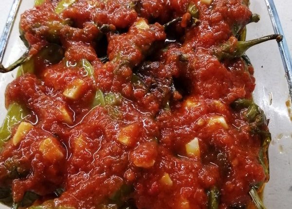 sarimsakli-domates-soslu-kat-kat-koy-biberi-kizartmasi-0-RRMEfAi7.jpg