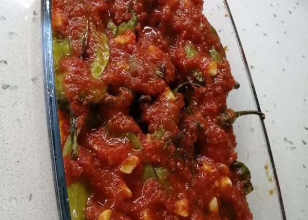sarimsakli-domates-soslu-kat-kat-koy-biberi-kizartmasi-1-tfcUiuGX.jpg