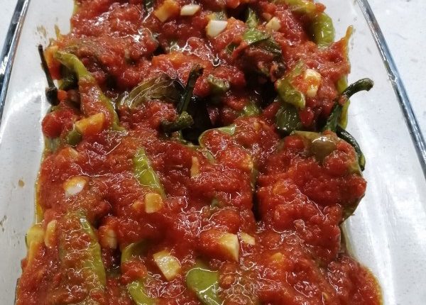 sarimsakli-domates-soslu-kat-kat-koy-biberi-kizartmasi-3-e5KJQRDF.jpg