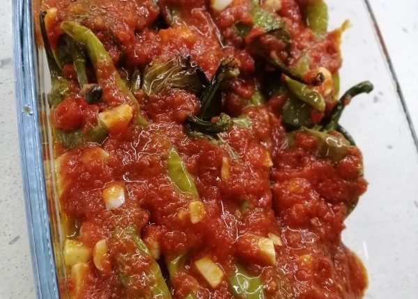 sarimsakli-domates-soslu-kat-kat-koy-biberi-kizartmasi-5-Rsnr8UPs.jpg