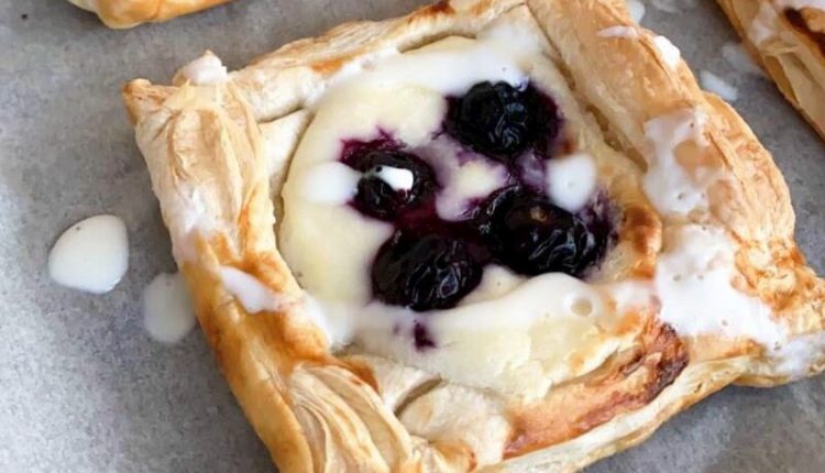labneli-ve-yaban-mersinli-milfoy-cream-cheese-danish-K4A1t9EX.jpg