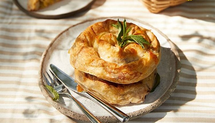 kiymali-pirasali-borek-QmbltYEf.jpg