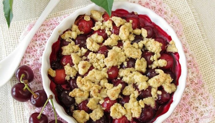 sekersiz-visneli-crumble-TdaKE9ew.jpg